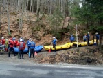RAFTING NA JIZEŘE 16.4.2011, Na horách sníh a pod horami slunce. Nový sníh ještě nezačal tát a tak bylo vody málo. Přesto oblíbené válce máma a táta, stejně jako schody a žumpa byly parádně zábavné. - fotografie 11
