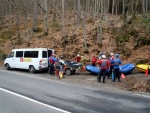 RAFTING NA JIZEŘE 16.4.2011, Na horách sníh a pod horami slunce. Nový sníh ještě nezačal tát a tak bylo vody málo. Přesto oblíbené válce máma a táta, stejně jako schody a žumpa byly parádně zábavné. - fotografie 12