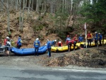 RAFTING NA JIZEŘE 16.4.2011, Na horách sníh a pod horami slunce. Nový sníh ještě nezačal tát a tak bylo vody málo. Přesto oblíbené válce máma a táta, stejně jako schody a žumpa byly parádně zábavné. - fotografie 13