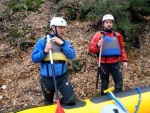 RAFTING NA JIZEŘE 16.4.2011, Na horách sníh a pod horami slunce. Nový sníh ještě nezačal tát a tak bylo vody málo. Přesto oblíbené válce máma a táta, stejně jako schody a žumpa byly parádně zábavné. - fotografie 14