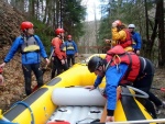 RAFTING NA JIZEŘE 16.4.2011, Na horách sníh a pod horami slunce. Nový sníh ještě nezačal tát a tak bylo vody málo. Přesto oblíbené válce máma a táta, stejně jako schody a žumpa byly parádně zábavné. - fotografie 15