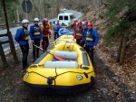 RAFTING NA JIZEŘE 16.4.2011, Na horách sníh a pod horami slunce. Nový sníh ještě nezačal tát a tak bylo vody málo. Přesto oblíbené válce máma a táta, stejně jako schody a žumpa byly parádně zábavné. - fotografie 16