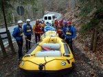 RAFTING NA JIZEŘE 16.4.2011, Na horách sníh a pod horami slunce. Nový sníh ještě nezačal tát a tak bylo vody málo. Přesto oblíbené válce máma a táta, stejně jako schody a žumpa byly parádně zábavné. - fotografie 17