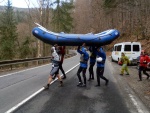 RAFTING NA JIZEŘE 16.4.2011, Na horách sníh a pod horami slunce. Nový sníh ještě nezačal tát a tak bylo vody málo. Přesto oblíbené válce máma a táta, stejně jako schody a žumpa byly parádně zábavné. - fotografie 18