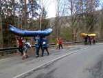 RAFTING NA JIZEŘE 16.4.2011, Na horách sníh a pod horami slunce. Nový sníh ještě nezačal tát a tak bylo vody málo. Přesto oblíbené válce máma a táta, stejně jako schody a žumpa byly parádně zábavné. - fotografie 19