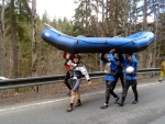 RAFTING NA JIZEŘE 16.4.2011, Na horách sníh a pod horami slunce. Nový sníh ještě nezačal tát a tak bylo vody málo. Přesto oblíbené válce máma a táta, stejně jako schody a žumpa byly parádně zábavné. - fotografie 20