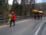 RAFTING NA JIZEŘE 16.4.2011, Na horách sníh a pod horami slunce. Nový sníh ještě nezačal tát a tak bylo vody málo. Přesto oblíbené válce máma a táta, stejně jako schody a žumpa byly parádně zábavné. - fotografie 21