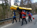 RAFTING NA JIZEŘE 16.4.2011, Na horách sníh a pod horami slunce. Nový sníh ještě nezačal tát a tak bylo vody málo. Přesto oblíbené válce máma a táta, stejně jako schody a žumpa byly parádně zábavné. - fotografie 22