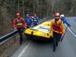 RAFTING NA JIZEŘE 16.4.2011, Na horách sníh a pod horami slunce. Nový sníh ještě nezačal tát a tak bylo vody málo. Přesto oblíbené válce máma a táta, stejně jako schody a žumpa byly parádně zábavné. - fotografie 23