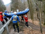 RAFTING NA JIZEŘE 16.4.2011, Na horách sníh a pod horami slunce. Nový sníh ještě nezačal tát a tak bylo vody málo. Přesto oblíbené válce máma a táta, stejně jako schody a žumpa byly parádně zábavné. - fotografie 24