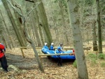 RAFTING NA JIZEŘE 16.4.2011, Na horách sníh a pod horami slunce. Nový sníh ještě nezačal tát a tak bylo vody málo. Přesto oblíbené válce máma a táta, stejně jako schody a žumpa byly parádně zábavné. - fotografie 26