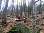 RAFTING NA JIZEŘE 16.4.2011, Na horách sníh a pod horami slunce. Nový sníh ještě nezačal tát a tak bylo vody málo. Přesto oblíbené válce máma a táta, stejně jako schody a žumpa byly parádně zábavné. - fotografie 30