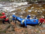 RAFTING NA JIZEŘE 16.4.2011, Na horách sníh a pod horami slunce. Nový sníh ještě nezačal tát a tak bylo vody málo. Přesto oblíbené válce máma a táta, stejně jako schody a žumpa byly parádně zábavné. - fotografie 31