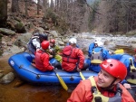 RAFTING NA JIZEŘE 16.4.2011, Na horách sníh a pod horami slunce. Nový sníh ještě nezačal tát a tak bylo vody málo. Přesto oblíbené válce máma a táta, stejně jako schody a žumpa byly parádně zábavné. - fotografie 32