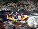 RAFTING NA JIZEŘE 16.4.2011, Na horách sníh a pod horami slunce. Nový sníh ještě nezačal tát a tak bylo vody málo. Přesto oblíbené válce máma a táta, stejně jako schody a žumpa byly parádně zábavné. - fotografie 34