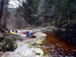 RAFTING NA JIZEŘE 16.4.2011, Na horách sníh a pod horami slunce. Nový sníh ještě nezačal tát a tak bylo vody málo. Přesto oblíbené válce máma a táta, stejně jako schody a žumpa byly parádně zábavné. - fotografie 35