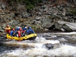 RAFTING NA JIZEŘE 16.4.2011, Na horách sníh a pod horami slunce. Nový sníh ještě nezačal tát a tak bylo vody málo. Přesto oblíbené válce máma a táta, stejně jako schody a žumpa byly parádně zábavné. - fotografie 38