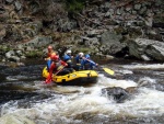 RAFTING NA JIZEŘE 16.4.2011, Na horách sníh a pod horami slunce. Nový sníh ještě nezačal tát a tak bylo vody málo. Přesto oblíbené válce máma a táta, stejně jako schody a žumpa byly parádně zábavné. - fotografie 40