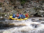 RAFTING NA JIZEŘE 16.4.2011, Na horách sníh a pod horami slunce. Nový sníh ještě nezačal tát a tak bylo vody málo. Přesto oblíbené válce máma a táta, stejně jako schody a žumpa byly parádně zábavné. - fotografie 41