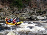 RAFTING NA JIZEŘE 16.4.2011, Na horách sníh a pod horami slunce. Nový sníh ještě nezačal tát a tak bylo vody málo. Přesto oblíbené válce máma a táta, stejně jako schody a žumpa byly parádně zábavné. - fotografie 43