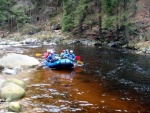 RAFTING NA JIZEŘE 16.4.2011, Na horách sníh a pod horami slunce. Nový sníh ještě nezačal tát a tak bylo vody málo. Přesto oblíbené válce máma a táta, stejně jako schody a žumpa byly parádně zábavné. - fotografie 44