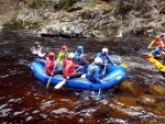 RAFTING NA JIZEŘE 16.4.2011, Na horách sníh a pod horami slunce. Nový sníh ještě nezačal tát a tak bylo vody málo. Přesto oblíbené válce máma a táta, stejně jako schody a žumpa byly parádně zábavné. - fotografie 45