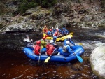 RAFTING NA JIZEŘE 16.4.2011, Na horách sníh a pod horami slunce. Nový sníh ještě nezačal tát a tak bylo vody málo. Přesto oblíbené válce máma a táta, stejně jako schody a žumpa byly parádně zábavné. - fotografie 46