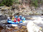 RAFTING NA JIZEŘE 16.4.2011, Na horách sníh a pod horami slunce. Nový sníh ještě nezačal tát a tak bylo vody málo. Přesto oblíbené válce máma a táta, stejně jako schody a žumpa byly parádně zábavné. - fotografie 47