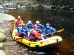 RAFTING NA JIZEŘE 16.4.2011, Na horách sníh a pod horami slunce. Nový sníh ještě nezačal tát a tak bylo vody málo. Přesto oblíbené válce máma a táta, stejně jako schody a žumpa byly parádně zábavné. - fotografie 48