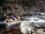 RAFTING NA JIZEŘE 16.4.2011, Na horách sníh a pod horami slunce. Nový sníh ještě nezačal tát a tak bylo vody málo. Přesto oblíbené válce máma a táta, stejně jako schody a žumpa byly parádně zábavné. - fotografie 50