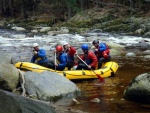 RAFTING NA JIZEŘE 16.4.2011, Na horách sníh a pod horami slunce. Nový sníh ještě nezačal tát a tak bylo vody málo. Přesto oblíbené válce máma a táta, stejně jako schody a žumpa byly parádně zábavné. - fotografie 51