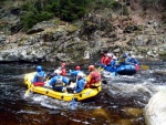 RAFTING NA JIZEŘE 16.4.2011, Na horách sníh a pod horami slunce. Nový sníh ještě nezačal tát a tak bylo vody málo. Přesto oblíbené válce máma a táta, stejně jako schody a žumpa byly parádně zábavné. - fotografie 52