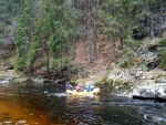 RAFTING NA JIZEŘE 16.4.2011, Na horách sníh a pod horami slunce. Nový sníh ještě nezačal tát a tak bylo vody málo. Přesto oblíbené válce máma a táta, stejně jako schody a žumpa byly parádně zábavné. - fotografie 53