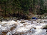 RAFTING NA JIZEŘE 16.4.2011, Na horách sníh a pod horami slunce. Nový sníh ještě nezačal tát a tak bylo vody málo. Přesto oblíbené válce máma a táta, stejně jako schody a žumpa byly parádně zábavné. - fotografie 54