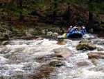 RAFTING NA JIZEŘE 16.4.2011, Na horách sníh a pod horami slunce. Nový sníh ještě nezačal tát a tak bylo vody málo. Přesto oblíbené válce máma a táta, stejně jako schody a žumpa byly parádně zábavné. - fotografie 55