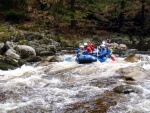 RAFTING NA JIZEŘE 16.4.2011, Na horách sníh a pod horami slunce. Nový sníh ještě nezačal tát a tak bylo vody málo. Přesto oblíbené válce máma a táta, stejně jako schody a žumpa byly parádně zábavné. - fotografie 56