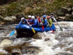 RAFTING NA JIZEŘE 16.4.2011, Na horách sníh a pod horami slunce. Nový sníh ještě nezačal tát a tak bylo vody málo. Přesto oblíbené válce máma a táta, stejně jako schody a žumpa byly parádně zábavné. - fotografie 58