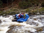 RAFTING NA JIZEŘE 16.4.2011, Na horách sníh a pod horami slunce. Nový sníh ještě nezačal tát a tak bylo vody málo. Přesto oblíbené válce máma a táta, stejně jako schody a žumpa byly parádně zábavné. - fotografie 61