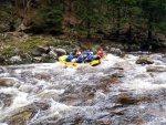 RAFTING NA JIZEŘE 16.4.2011, Na horách sníh a pod horami slunce. Nový sníh ještě nezačal tát a tak bylo vody málo. Přesto oblíbené válce máma a táta, stejně jako schody a žumpa byly parádně zábavné. - fotografie 62