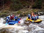 RAFTING NA JIZEŘE 16.4.2011, Na horách sníh a pod horami slunce. Nový sníh ještě nezačal tát a tak bylo vody málo. Přesto oblíbené válce máma a táta, stejně jako schody a žumpa byly parádně zábavné. - fotografie 63