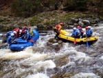 RAFTING NA JIZEŘE 16.4.2011, Na horách sníh a pod horami slunce. Nový sníh ještě nezačal tát a tak bylo vody málo. Přesto oblíbené válce máma a táta, stejně jako schody a žumpa byly parádně zábavné. - fotografie 64