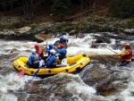 RAFTING NA JIZEŘE 16.4.2011, Na horách sníh a pod horami slunce. Nový sníh ještě nezačal tát a tak bylo vody málo. Přesto oblíbené válce máma a táta, stejně jako schody a žumpa byly parádně zábavné. - fotografie 66