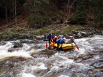 RAFTING NA JIZEŘE 16.4.2011, Na horách sníh a pod horami slunce. Nový sníh ještě nezačal tát a tak bylo vody málo. Přesto oblíbené válce máma a táta, stejně jako schody a žumpa byly parádně zábavné. - fotografie 67