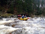 RAFTING NA JIZEŘE 16.4.2011, Na horách sníh a pod horami slunce. Nový sníh ještě nezačal tát a tak bylo vody málo. Přesto oblíbené válce máma a táta, stejně jako schody a žumpa byly parádně zábavné. - fotografie 68