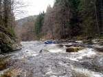 RAFTING NA JIZEŘE 16.4.2011, Na horách sníh a pod horami slunce. Nový sníh ještě nezačal tát a tak bylo vody málo. Přesto oblíbené válce máma a táta, stejně jako schody a žumpa byly parádně zábavné. - fotografie 69