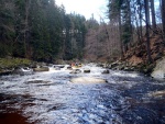 RAFTING NA JIZEŘE 16.4.2011, Na horách sníh a pod horami slunce. Nový sníh ještě nezačal tát a tak bylo vody málo. Přesto oblíbené válce máma a táta, stejně jako schody a žumpa byly parádně zábavné. - fotografie 70