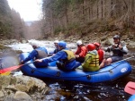 RAFTING NA JIZEŘE 16.4.2011, Na horách sníh a pod horami slunce. Nový sníh ještě nezačal tát a tak bylo vody málo. Přesto oblíbené válce máma a táta, stejně jako schody a žumpa byly parádně zábavné. - fotografie 73