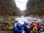 RAFTING NA JIZEŘE 16.4.2011, Na horách sníh a pod horami slunce. Nový sníh ještě nezačal tát a tak bylo vody málo. Přesto oblíbené válce máma a táta, stejně jako schody a žumpa byly parádně zábavné. - fotografie 74