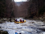 RAFTING NA JIZEŘE 16.4.2011, Na horách sníh a pod horami slunce. Nový sníh ještě nezačal tát a tak bylo vody málo. Přesto oblíbené válce máma a táta, stejně jako schody a žumpa byly parádně zábavné. - fotografie 75