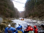 RAFTING NA JIZEŘE 16.4.2011, Na horách sníh a pod horami slunce. Nový sníh ještě nezačal tát a tak bylo vody málo. Přesto oblíbené válce máma a táta, stejně jako schody a žumpa byly parádně zábavné. - fotografie 77